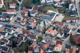 Vue aérienne de Bâtiment d'église au centre du village à le quartier Obergimpern in Bad Rappenau dans le département Bade-Wurtemberg, Allemagne