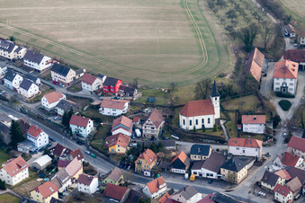 Vue aérienne de Bâtiment d'église au centre du village à le quartier Obergimpern in Bad Rappenau dans le département Bade-Wurtemberg, Allemagne