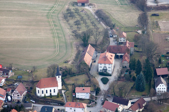 Vue aérienne de Château et chapelle à le quartier Obergimpern in Bad Rappenau dans le département Bade-Wurtemberg, Allemagne