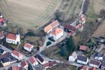 Vue aérienne de Château et chapelle à le quartier Obergimpern in Bad Rappenau dans le département Bade-Wurtemberg, Allemagne