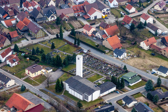 Vue aérienne de Clocher et toit de la tour de l'église de la paroisse catholique à le quartier Richen in Eppingen dans le département Bade-Wurtemberg, Allemagne