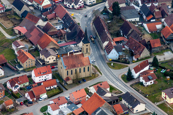 Vue aérienne de Clocher et toit de la tour de la paroisse évangélique-Richen à le quartier Richen in Eppingen dans le département Bade-Wurtemberg, Allemagne