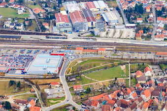 Vue aérienne de Kaufland Eppingen, gare et Dieffenbacher GmbH construction mécanique et d'installations à Eppingen dans le département Bade-Wurtemberg, Allemagne