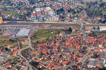 Vue aérienne de Vue de la vieille ville et du Weiherpark depuis le nord à Eppingen dans le département Bade-Wurtemberg, Allemagne
