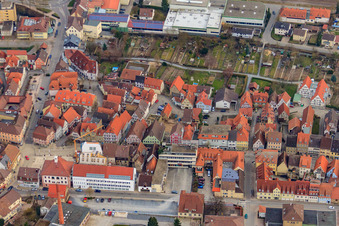 Vue aérienne de Administration municipale Eppingen sur la place du marché à Eppingen dans le département Bade-Wurtemberg, Allemagne