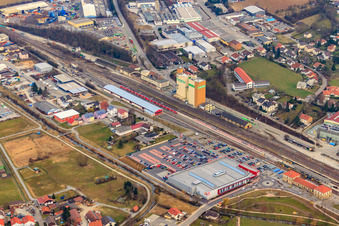 Vue aérienne de Kaufland Eppingen à la gare à Eppingen dans le département Bade-Wurtemberg, Allemagne