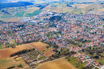Vue aérienne de Vue de la ville du Kraichgau depuis le nord-est à Sulzfeld dans le département Bade-Wurtemberg, Allemagne