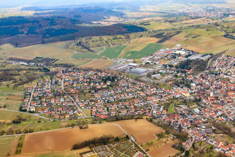 Vue aérienne de Vue de la ville du Kraichgau depuis le nord-est à Sulzfeld dans le département Bade-Wurtemberg, Allemagne