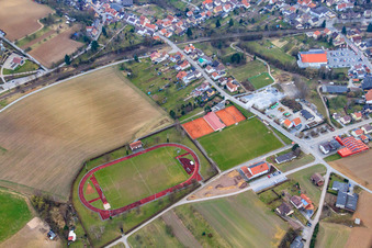 Vue aérienne de Stade Eugen-Götter et club de tennis TV Sulzfeld eV à Sulzfeld dans le département Bade-Wurtemberg, Allemagne
