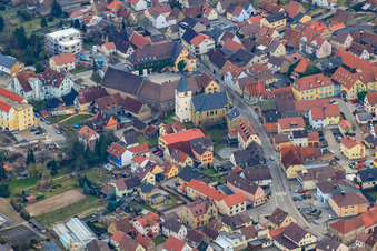 Vue aérienne de Église évangélique à Sulzfeld dans le département Bade-Wurtemberg, Allemagne