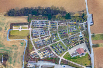 Vue aérienne de Cimetière et parc de la paix Sulzfeld à Sulzfeld dans le département Bade-Wurtemberg, Allemagne