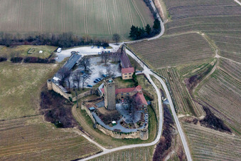 Forteresse de Ravensbourg avec restaurant-château sur une colline avec des vignobles à Sulzfeld dans le département Bade-Wurtemberg, Allemagne d'en haut