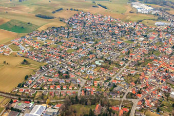 Vue aérienne de Vue de la ville de Kraichgau depuis l'est à Sulzfeld dans le département Bade-Wurtemberg, Allemagne