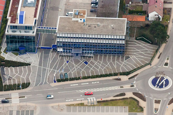 Vue aérienne de Locaux de l'entreprise BLANCO GmbH + Co KG, siège social avec halls, bâtiments d'entreprise et installations de production à le quartier Unterderdingen in Oberderdingen dans le département Bade-Wurtemberg, Allemagne