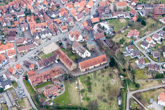 Vue aérienne de Hôtel de ville et tour des sorcières à Oberderdingen dans le département Bade-Wurtemberg, Allemagne