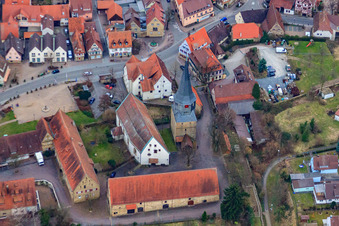 Vue aérienne de Église et place du marché Laurentius à Oberderdingen dans le département Bade-Wurtemberg, Allemagne