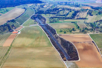 Vue aérienne de Ligne ferroviaire à grande vitesse ICE approfondie entre les tunnels de Freudenstein et de Wilfenberg à Oberderdingen dans le département Bade-Wurtemberg, Allemagne