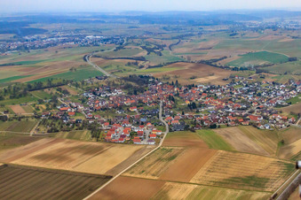 Vue aérienne de Vue du village de Kraichgau depuis le nord-est à le quartier Großvillars in Oberderdingen dans le département Bade-Wurtemberg, Allemagne