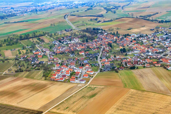 Vue aérienne de Vue du village de Kraichgau depuis le nord-est à le quartier Großvillars in Oberderdingen dans le département Bade-Wurtemberg, Allemagne