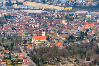 Vue aérienne de Église au cimetière à le quartier Gölshausen in Bretten dans le département Bade-Wurtemberg, Allemagne