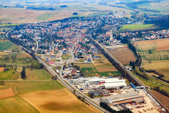 Vue aérienne de Vue du village de Kraichgau sur le Saalbach depuis le sud à Gondelsheim dans le département Bade-Wurtemberg, Allemagne