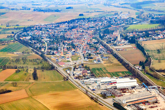 Vue aérienne de Vue du village de Kraichgau sur le Saalbach depuis le sud à Gondelsheim dans le département Bade-Wurtemberg, Allemagne