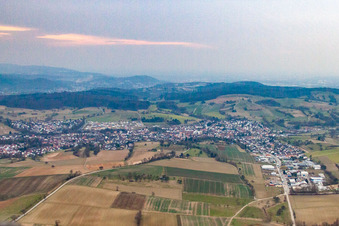 Vue aérienne de Du nord-est à le quartier Jöhlingen in Walzbachtal dans le département Bade-Wurtemberg, Allemagne