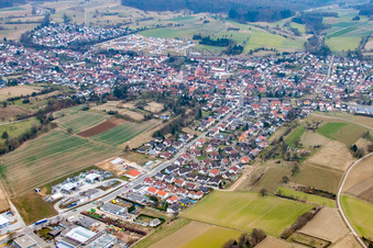 Vue aérienne de Du nord-est à le quartier Jöhlingen in Walzbachtal dans le département Bade-Wurtemberg, Allemagne