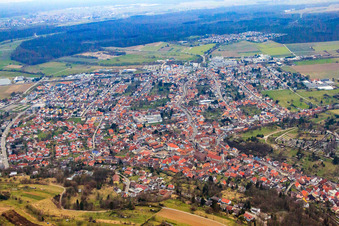 Vue aérienne de Vue de la ville depuis l'est à Weingarten dans le département Bade-Wurtemberg, Allemagne