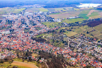 Vue aérienne de Vue de la ville depuis l'est à Weingarten dans le département Bade-Wurtemberg, Allemagne
