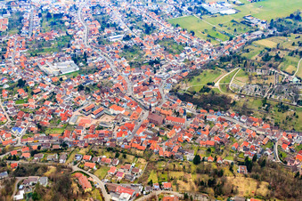 Vue aérienne de Rue de la gare de Walzbach à Weingarten dans le département Bade-Wurtemberg, Allemagne