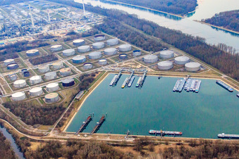 Vue aérienne de Port pétrolier et raffinerie MIRO sur le Rhin à le quartier Knielingen in Karlsruhe dans le département Bade-Wurtemberg, Allemagne