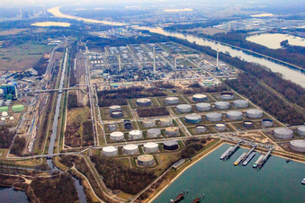Vue aérienne de Port pétrolier et raffinerie MIRO sur le Rhin à le quartier Knielingen in Karlsruhe dans le département Bade-Wurtemberg, Allemagne