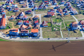 Sur la haute piste à Kandel dans le département Rhénanie-Palatinat, Allemagne du point de vue du drone