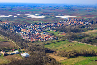 Vue aérienne de Vue du village depuis le nord-est à Winden dans le département Rhénanie-Palatinat, Allemagne