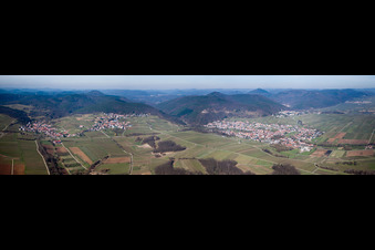 Vue aérienne de Panorama de vignobles et de paysages de montagne au bord du Haardt dans la forêt du Palatinat à Klingenmünster dans le département Rhénanie-Palatinat, Allemagne