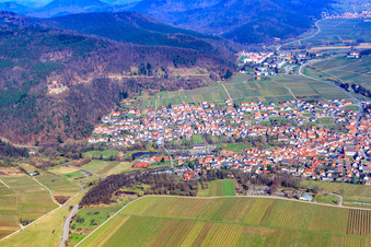 Vue aérienne de Village viticole au bord du Haardt en contrebas des ruines de Landeck depuis le sud-est à Klingenmünster dans le département Rhénanie-Palatinat, Allemagne