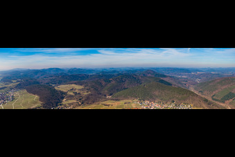 Vue aérienne de Panorama de la ville et des environs en bordure du Haardt à le quartier Gleiszellen in Gleiszellen-Gleishorbach dans le département Rhénanie-Palatinat, Allemagne