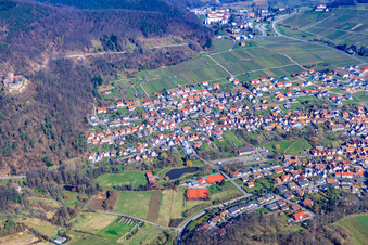 Photographie aérienne de Village viticole au bord du Haardt en contrebas des ruines de Landeck depuis le sud-est à Klingenmünster dans le département Rhénanie-Palatinat, Allemagne