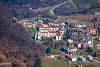 Vue oblique de Terrain de l'hôpital de la clinique de psychiatrie et de psychothérapie de l'enfant et de l'adolescent dans le district de Pfalzklinik Landeck à Klingenmünster dans le département Rhénanie-Palatinat, Allemagne
