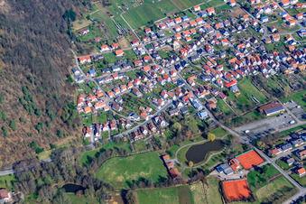 Vue aérienne de Groupe de plongée Klingenmünster au Klingbachweiher et au Tennis Club Klingenmünster à Klingenmünster dans le département Rhénanie-Palatinat, Allemagne