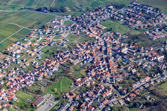 Vue aérienne de La route des vins du Palatinat (B48) traverse la ville viticole à Klingenmünster dans le département Rhénanie-Palatinat, Allemagne