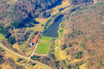 Vue aérienne de Parc de camping-cars et terrain de football du SV Silz au lac Silzer à Silz dans le département Rhénanie-Palatinat, Allemagne