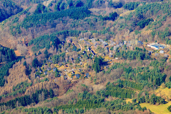 Vue aérienne de Village de vacances Eichwald à le quartier Gossersweiler in Gossersweiler-Stein dans le département Rhénanie-Palatinat, Allemagne