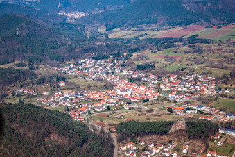 Quartier Gossersweiler in Gossersweiler-Stein dans le département Rhénanie-Palatinat, Allemagne du point de vue du drone