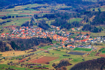 Vue aérienne de Village dans la forêt du Palatinat à Völkersweiler dans le département Rhénanie-Palatinat, Allemagne