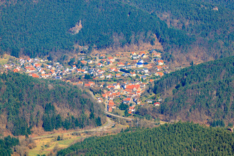Vue aérienne de Village de la forêt du Palatinat vu du sud à Lug dans le département Rhénanie-Palatinat, Allemagne