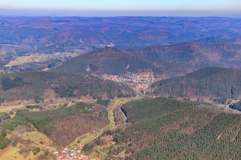 Vue aérienne de Dimbachtal avant Dorf dans la forêt du Palatinat depuis le sud à Schwanheim dans le département Rhénanie-Palatinat, Allemagne