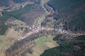 Vue aérienne de Vue sur le village à Dimbach dans le département Rhénanie-Palatinat, Allemagne