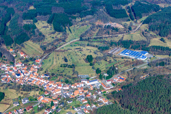 Vue aérienne de Dimbachtal avant Dorf dans la forêt du Palatinat depuis l'est à Schwanheim dans le département Rhénanie-Palatinat, Allemagne